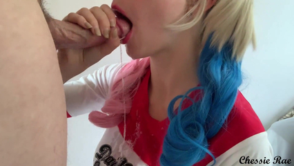 Снял на камеру, как распутная Harley Quinn сосет мне хуй